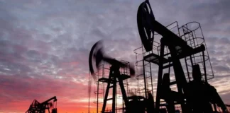 Oil Prices Edge Higher as Tariff Risks Weighed