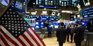 U.S. Jobless Claims Fall, Labor Market Holds Firm