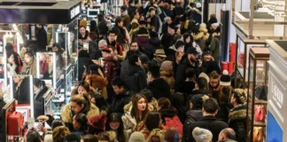 U.S. Consumer Confidence Shows Mixed Signals